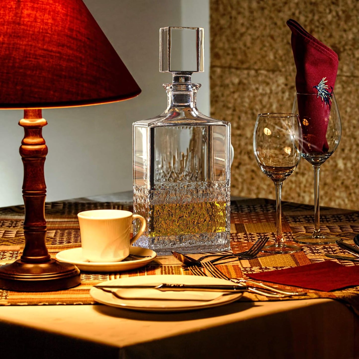 Glass Decanter with Airtight Geometric Stopper - Whiskey Decanter for Wine, Bourbon, Brandy, Liquor, Juice, Water, Mouthwash. Italian Lead-Free Glass (700ml/Crushed Ice)