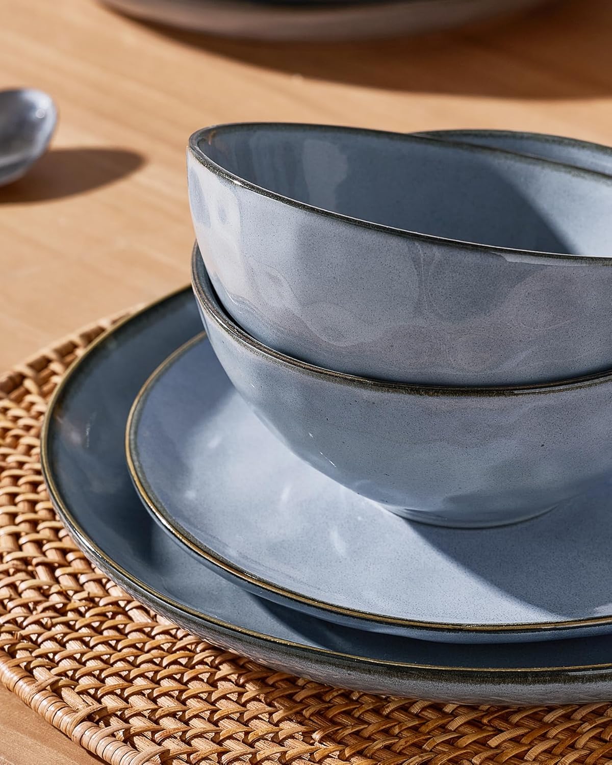 Famiware Dinnerware Sets for 4, Ocean Round 12-Piece Kitchen Plates and Bowls Sets, Reactive Glaze, Microwave and Dishwasher Safe, Scratch Resistant, Blue